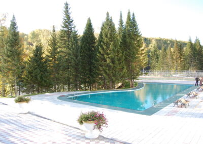 Открытый бассейн в республике Алтай, гостиница Корона Алтая